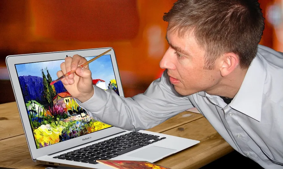 Noi pintant PC portàtil