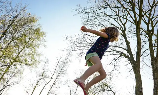Salt des d'un trampolí.