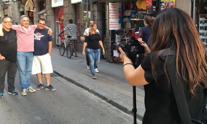 Fent una foto a veïns del Raval en l'edició 2016 del projecte #RavalKm0