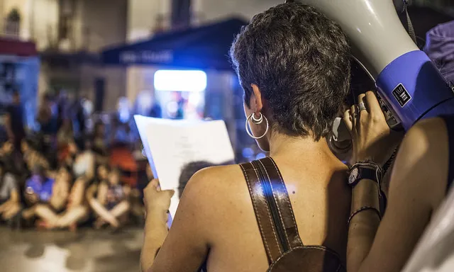 Marxa nocturna feminista per exigir unes Festes de Gràcia lliures d'agressions sexistes i anti-patriarcals