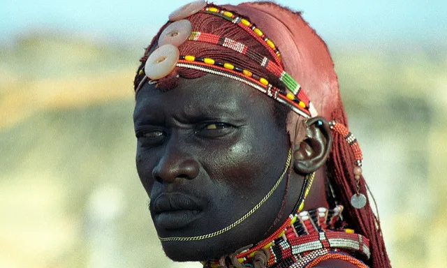 Imatge d'un home d'una tribu de Kenya.