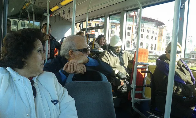 Membres d'Amputats Sant Jordi al transport públic