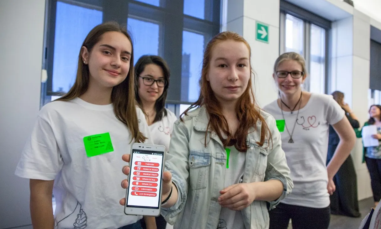 Equip participant al Technovation Challenge 2017 mostra l'aplicació que han creat