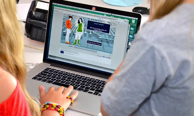 Alfabetització mediàtica. Llicència Creative Commons CC0