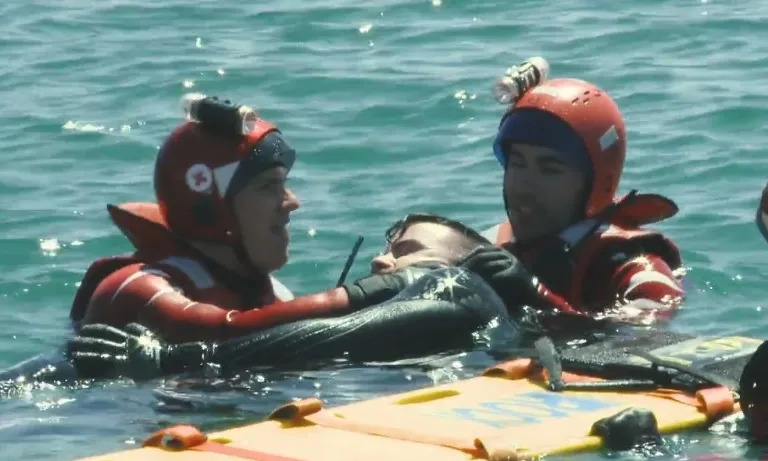 Voluntariat de la Creu Roja realitzant tasques de socors.