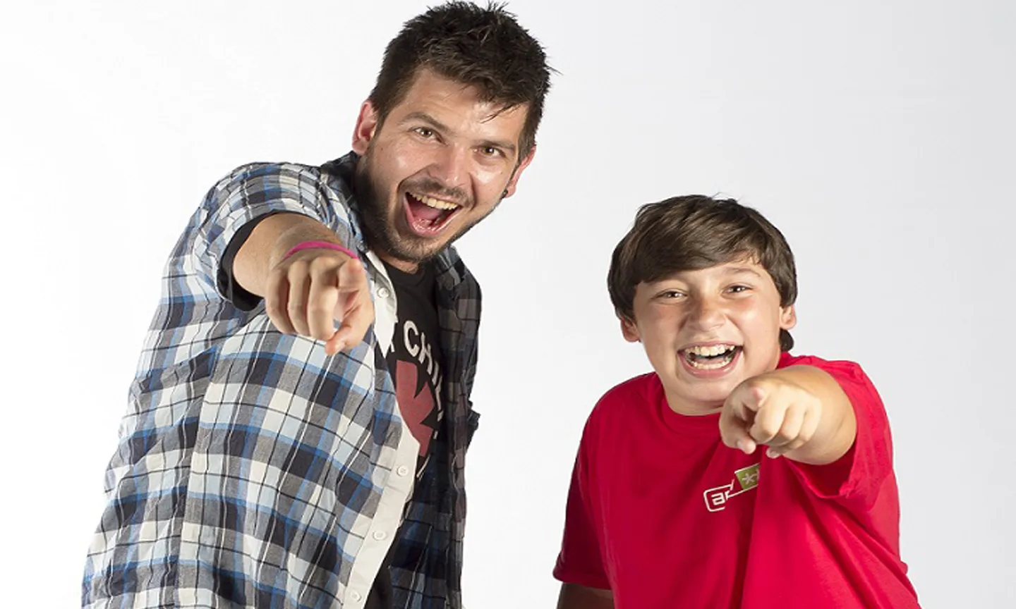 Un jove i un infant que "treballen en tàndem" en el marc del programa estrella d'AFEV