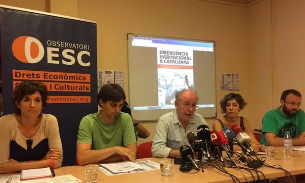 Membres de l'Observatori DESC presentant un informe
