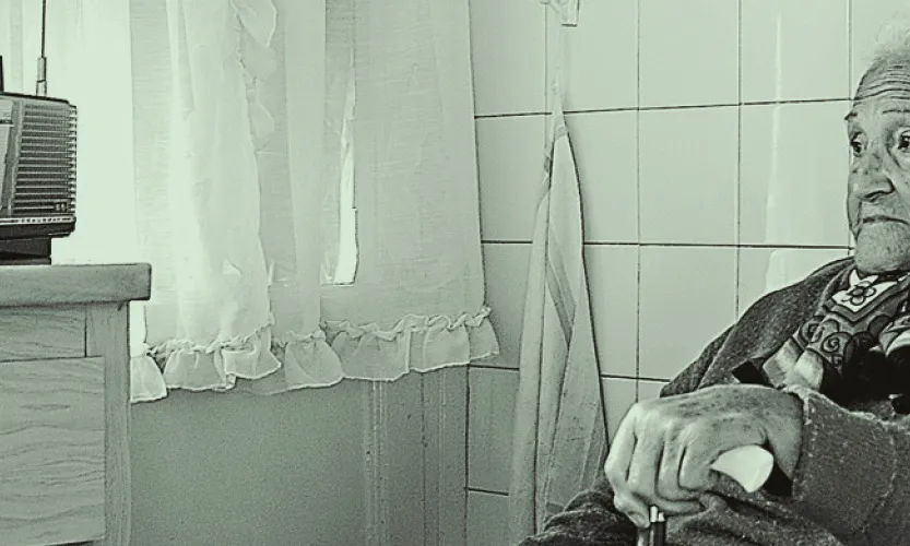 Una senyora gran escolta la ràdio per combatre la seva soledat