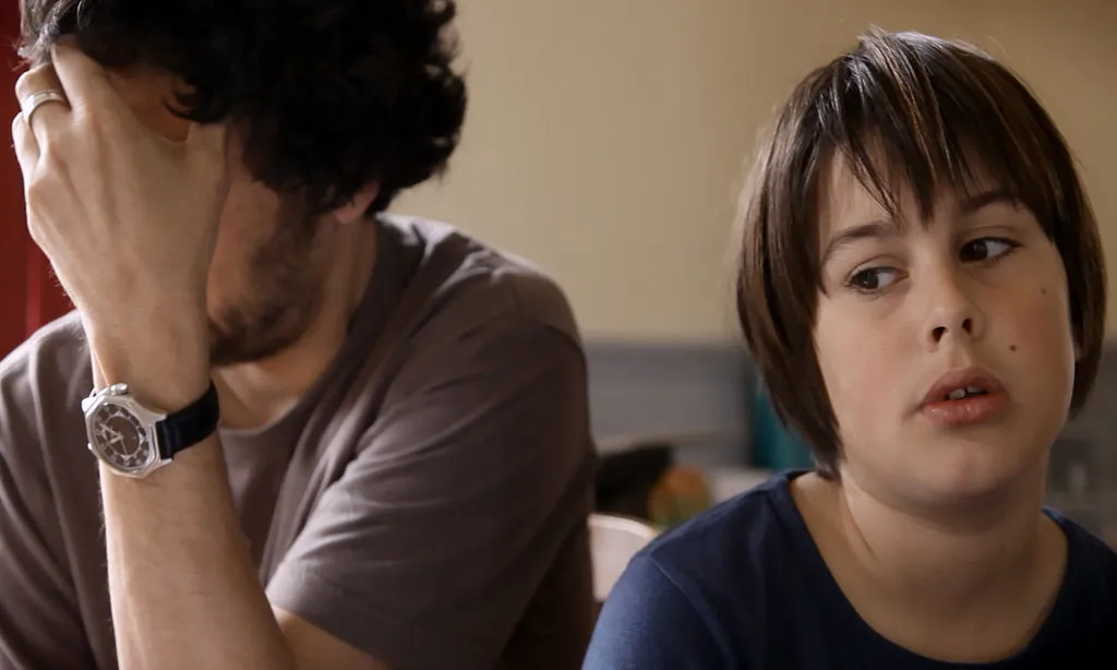 Imatge del pare i el fill durant el documental 