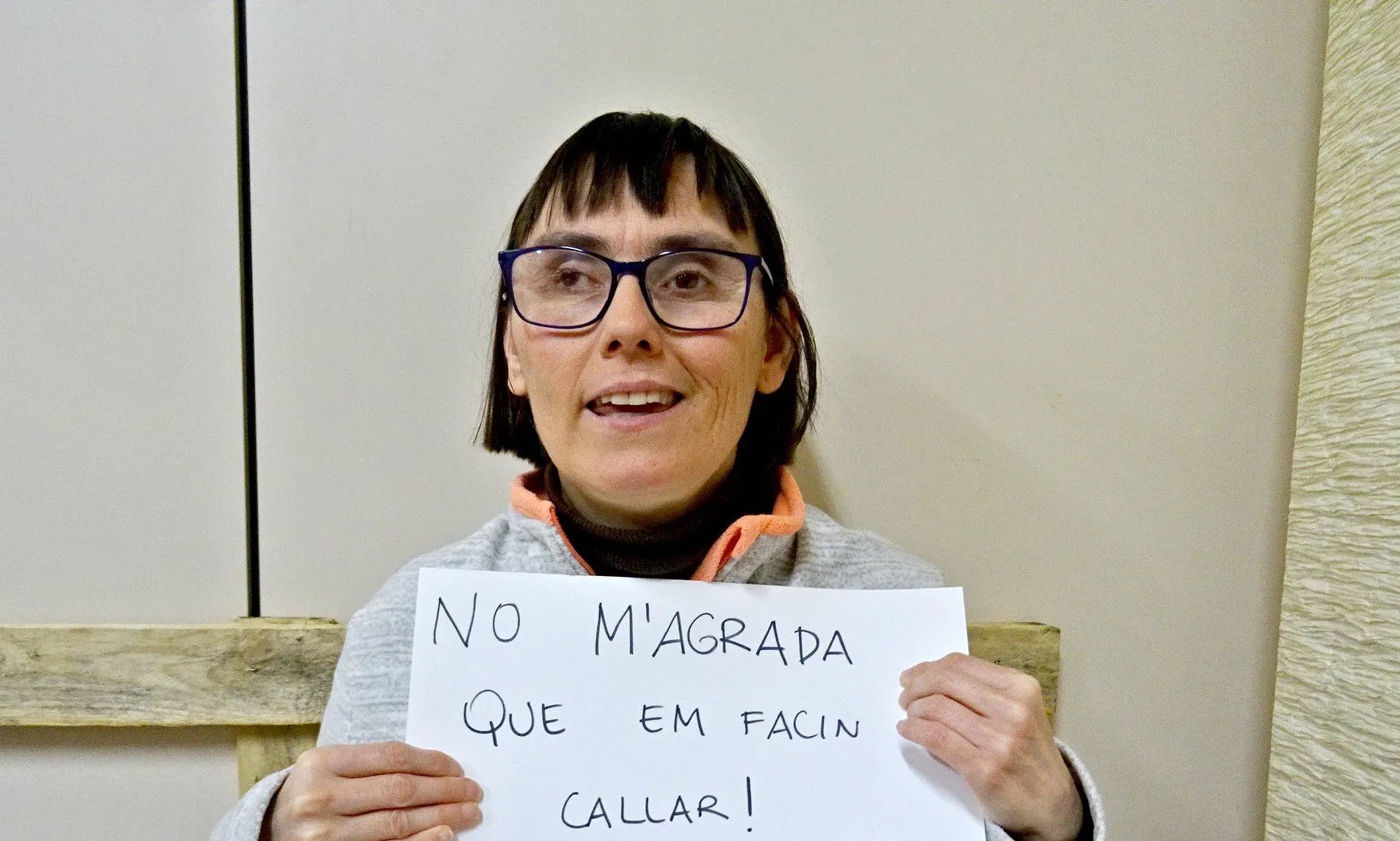 Una dona participant a la campanya del 8 de març de DINCAT
