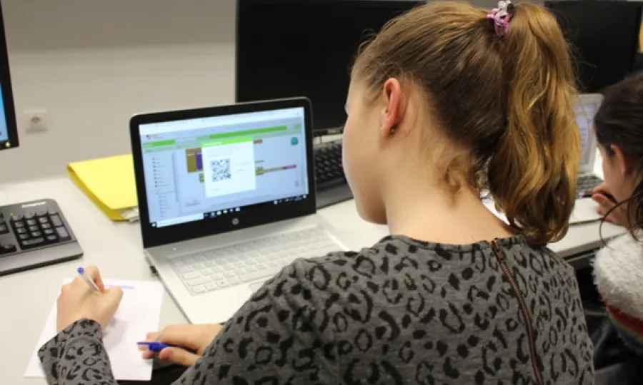 Les joves participants en Technovation es formen en el desenvolupament d'aplicacions mòbils