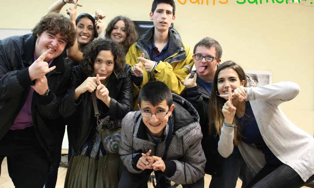 Joves participants a la campanya #iDIDmyselfie per les persones amb diversitat funcional.
