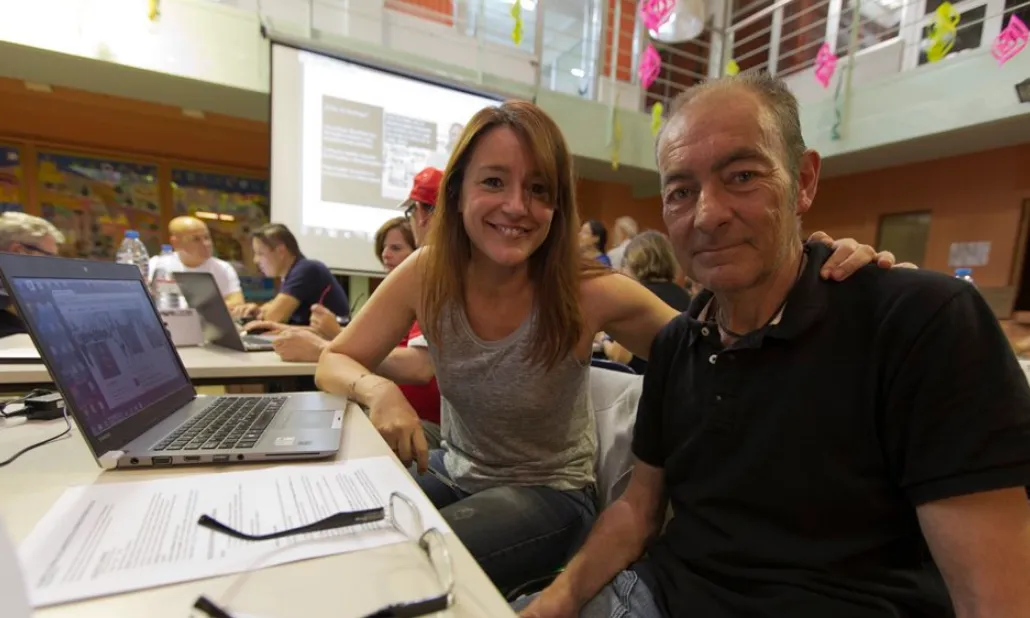 Laia Bonet cedint el seu compte de Twitter durant la campanya #votinvisible.