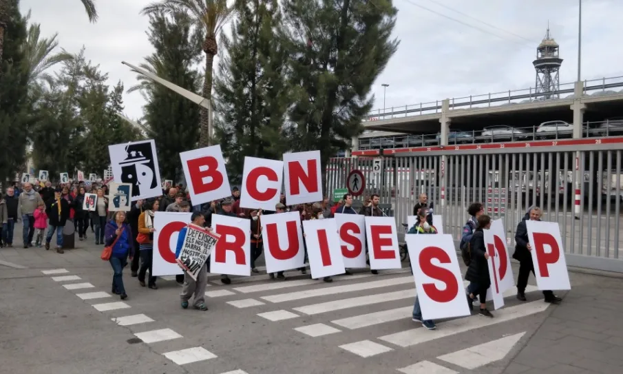 Acció de protesta al Port de Barcelona contra els creuers turístics.
