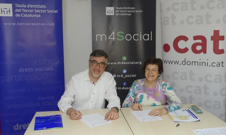 Signatura del conveni per part del president del patronat de la Fundació puntCAT i la presidenta de la Taula
