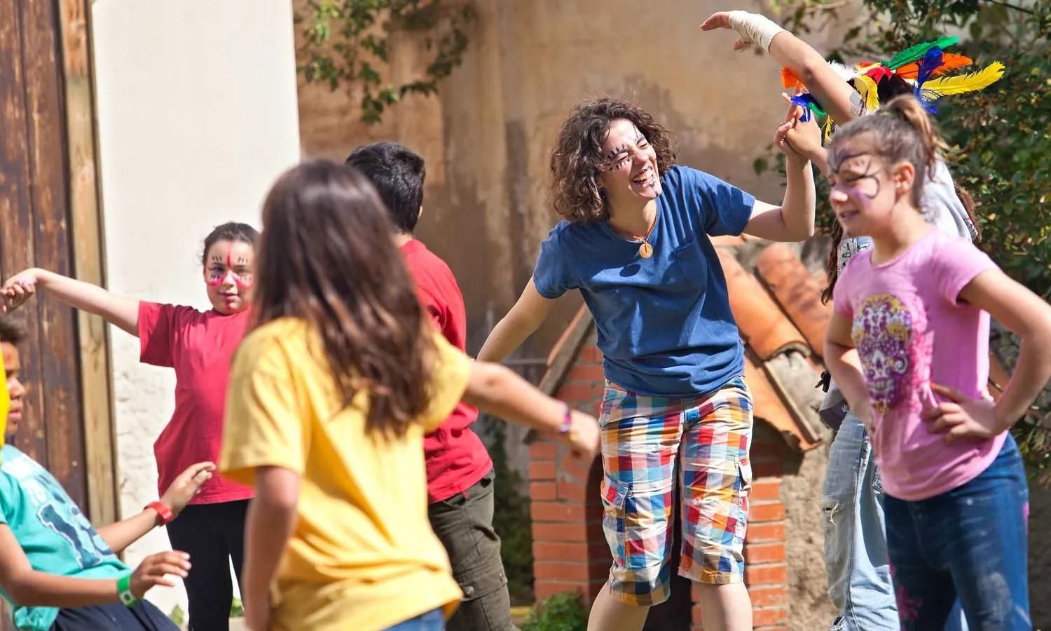 Infants jugant a colònies
