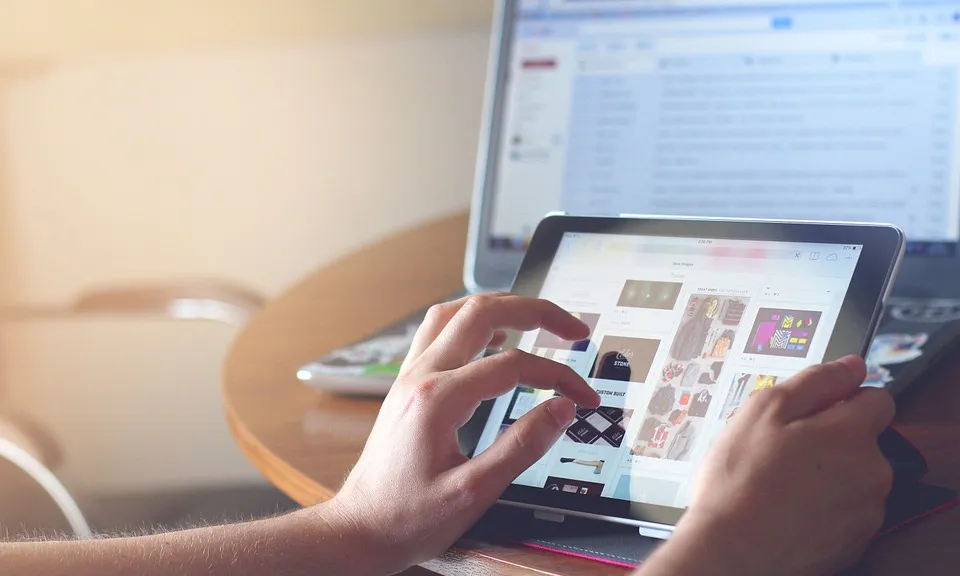 La nova normativa vol fer més accessibles els webs i aplicacions mòbils del sector públic a persones amb dificultats visuals, funcionals i auditives.