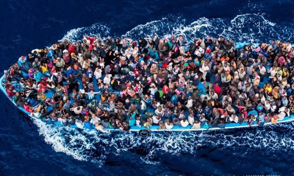pastera plena de persones migrants al Mediterrani rumb Europa