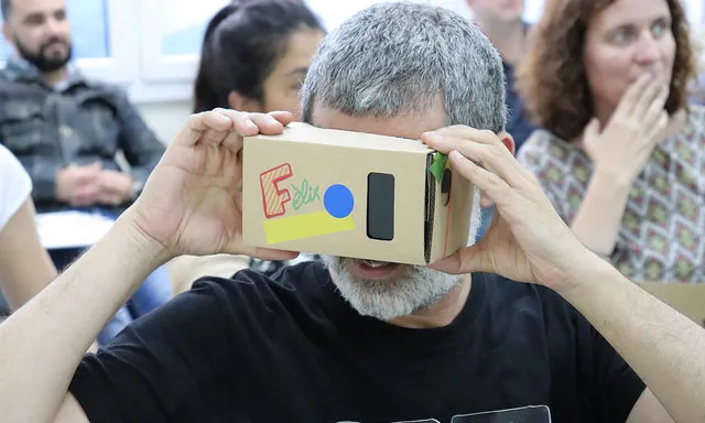Quines possibilitats ofereix la realitat virtual per fer viure experiències a joves, gent gran, pacients...?
