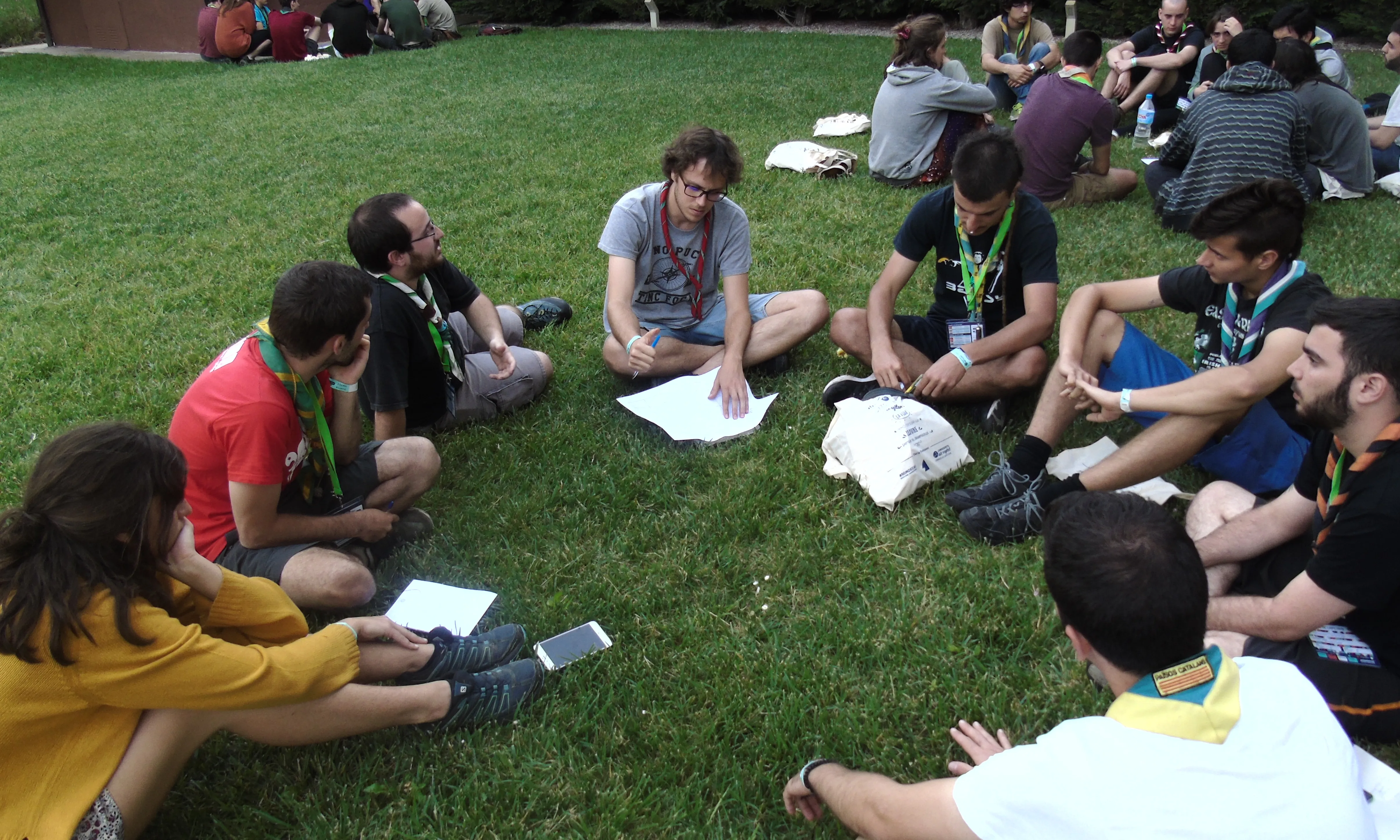 Joves debatent i treballant en petits grups en el marc del Congrés de Caps