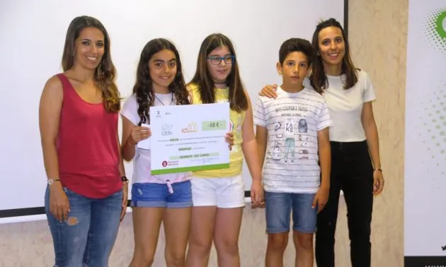Els i les joves cooperativistes van lliurar els talons a les entitats beneficiàries