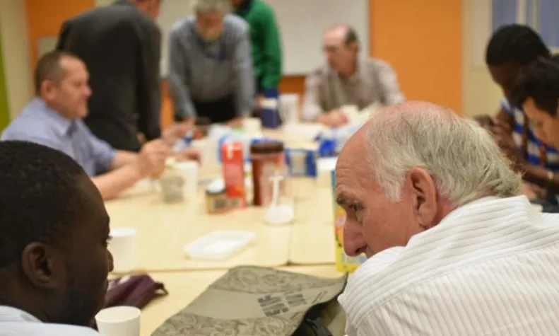 Primer pla amb persona gran i un noi en una classe