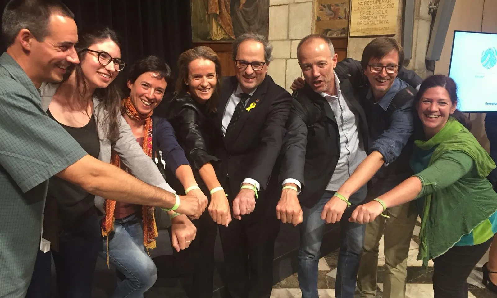 El president Torra llueix la polsera #setmananatura amb representants de les entitats ambientals