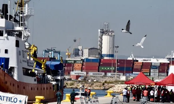 El port de València rep l'Aquarius amb alguns aplaudiments de fons