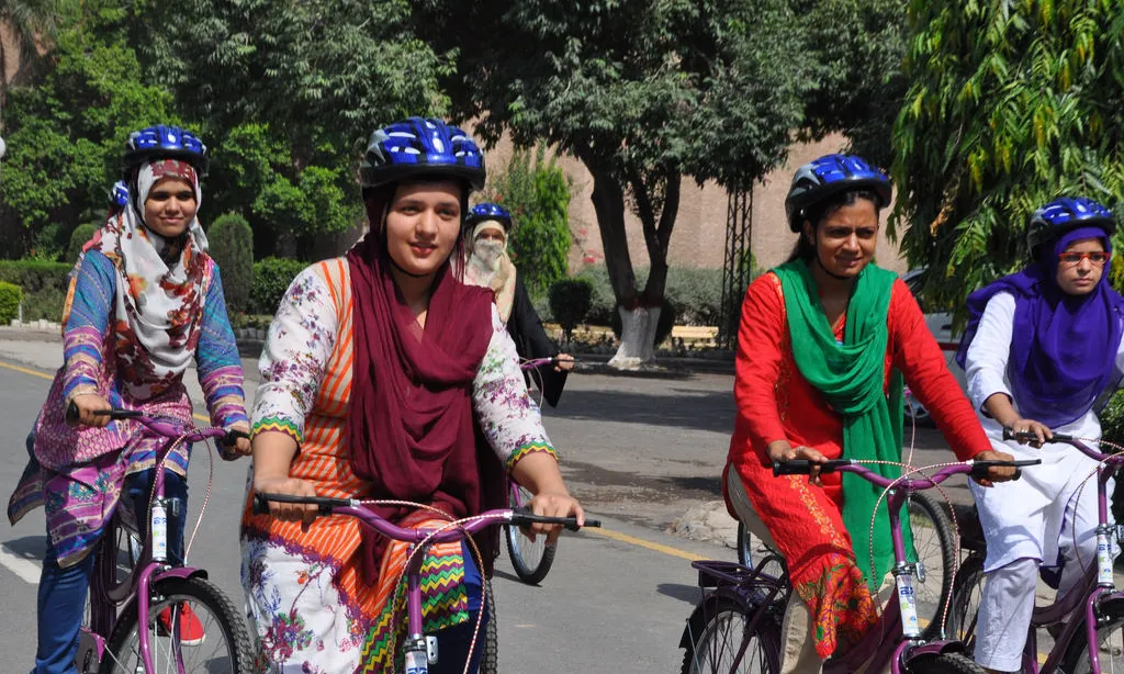 Imatges de dones en bicicleta d'un projecte d'empoderament de dones a Pakistan de USAID