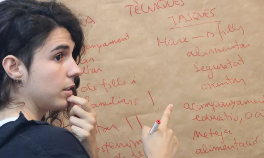 Noia davant pissarra