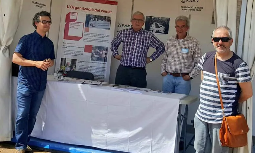 Quatre membres de la FAVV a la paradeta d'una mostra