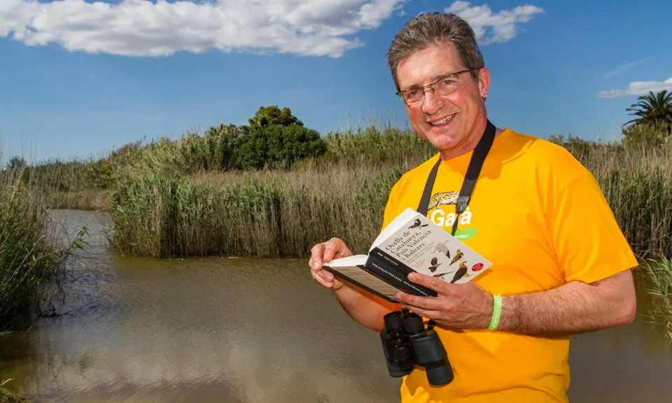 L'actor Fermí Fernàndez amb la samarret de l'Associació Mediambiental La Sínia i la polsera de la Setmana de la Natura 