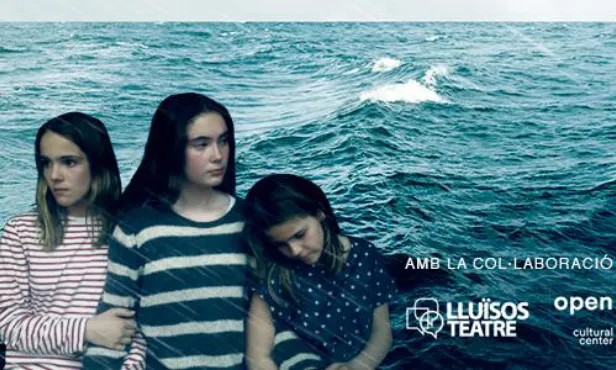 Imatge del cartell de l'obra de teatre homònima, on apareixen tres nenes amb un fons del Mar Mediterrani.