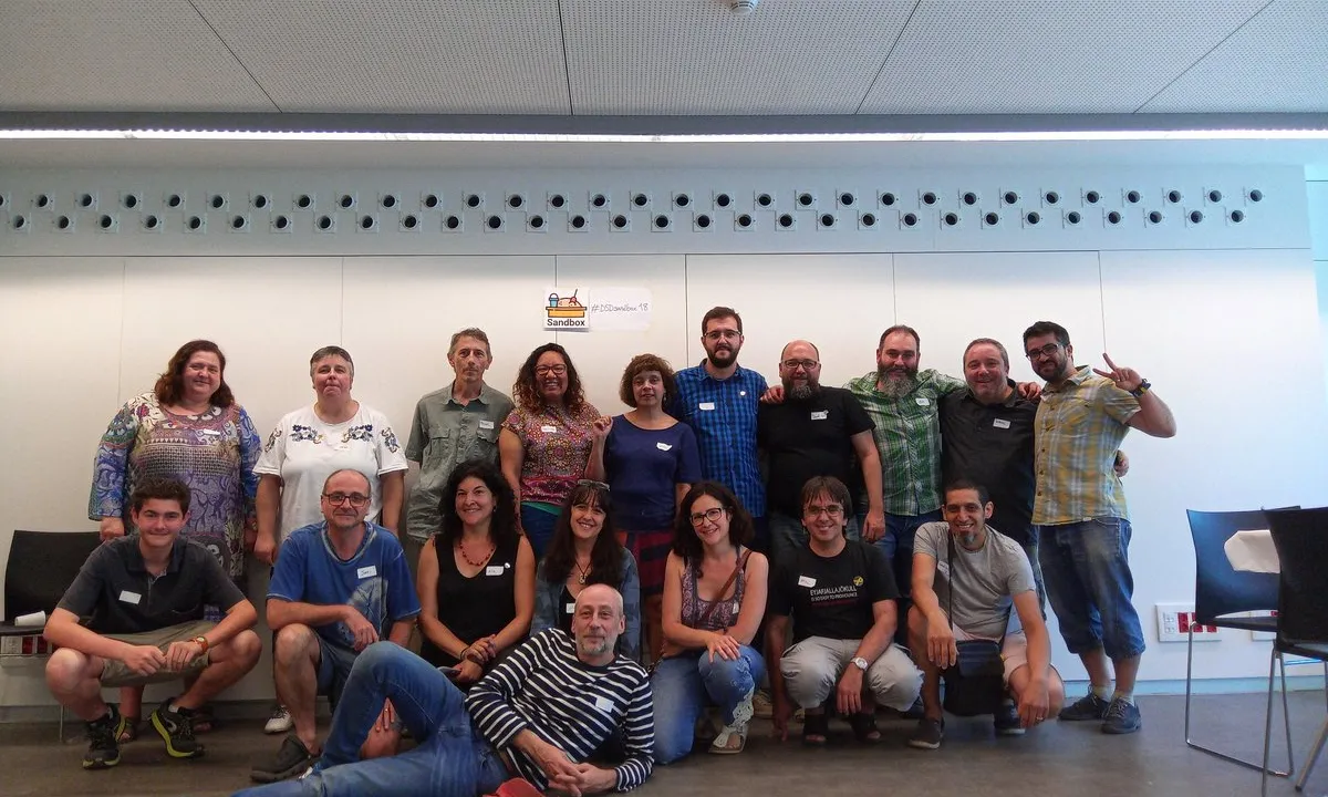 Foto de grup de participants a l'associació