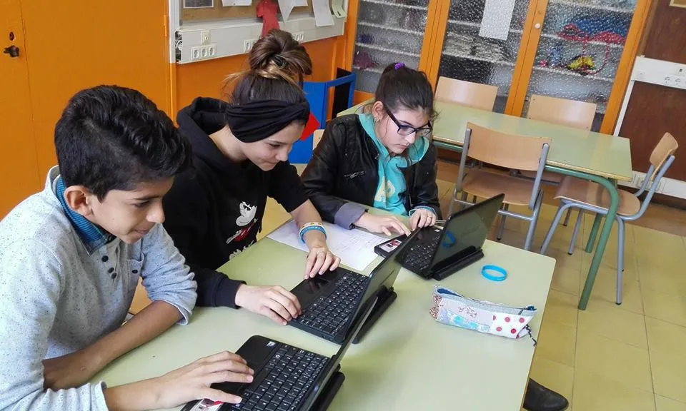 Alumnes de l'Institut Milà i Fontanals del Raval de Barcelona treballant amb ordinadors portàtils