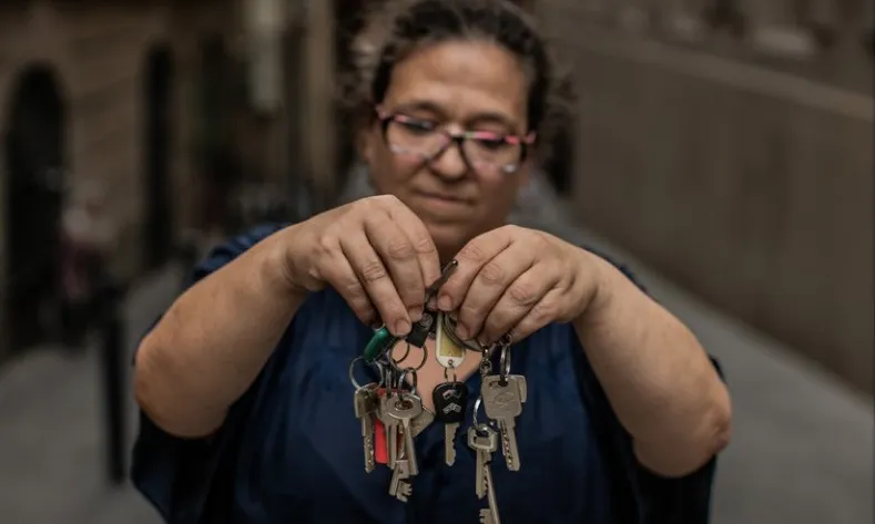 Una dona agafa diverses claus amb les mans, fotografia que encapçala l'informe d'Oxfam. Font: Oxfam