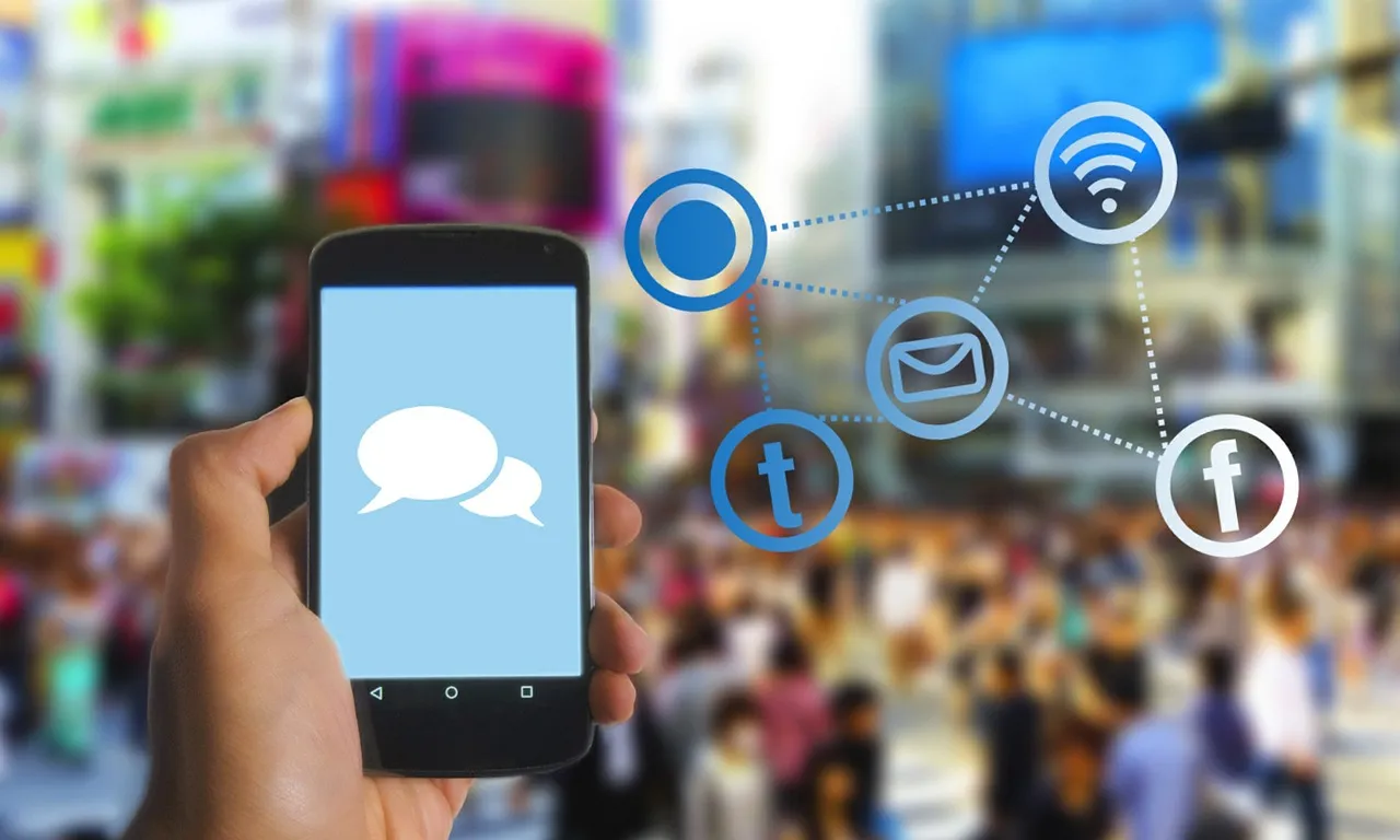 Imatge que reflecteix la comunicació a través del telèfon mòbil i les xarxes socials