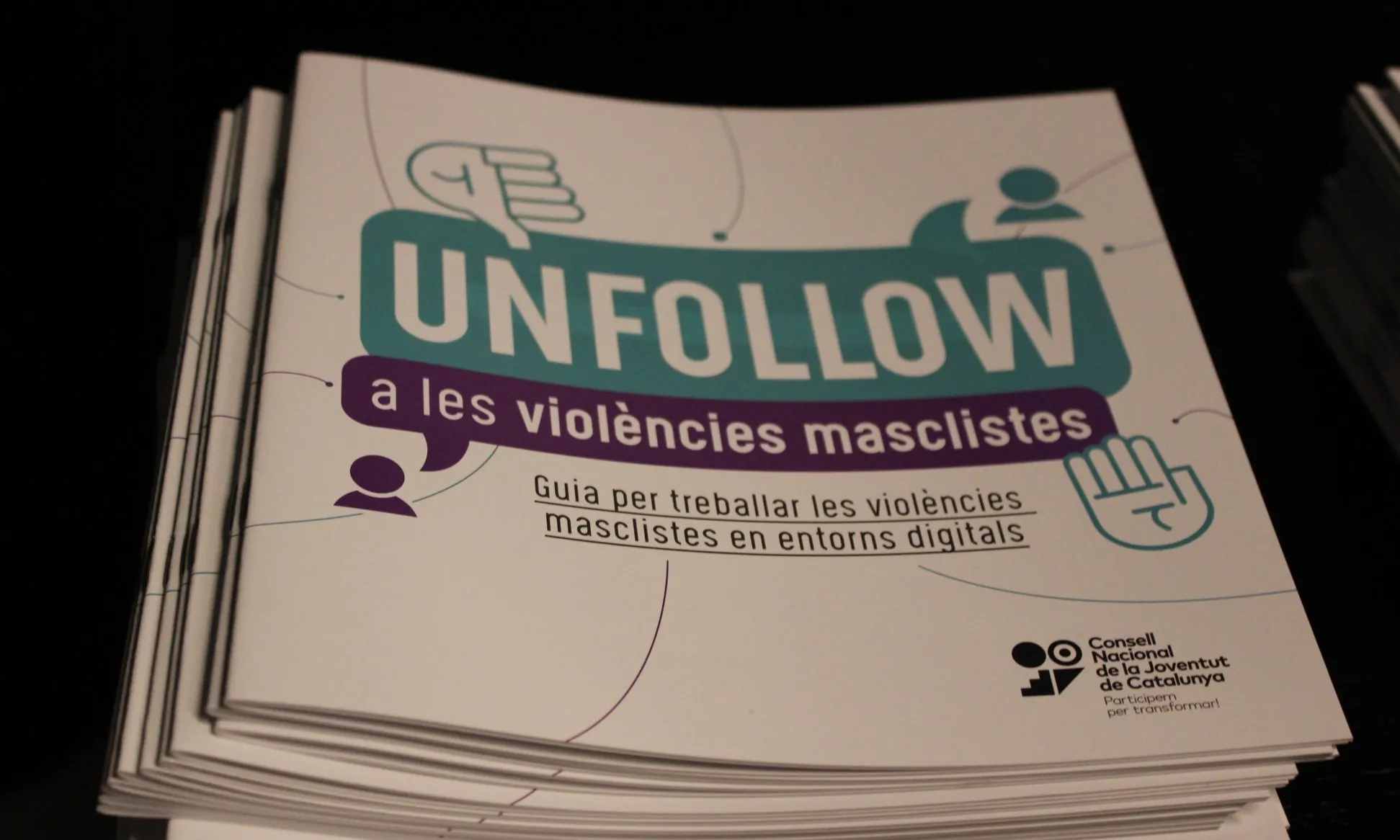 Portada de la guia 'Unfollow a les violències masclistes'