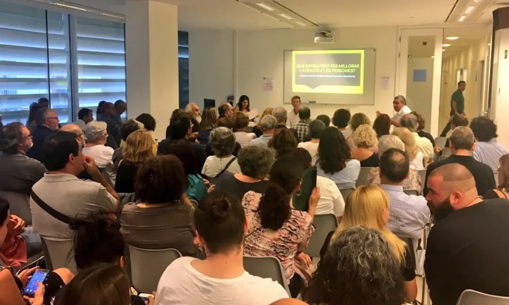 Persones reunides al Centre Cultural El Carme