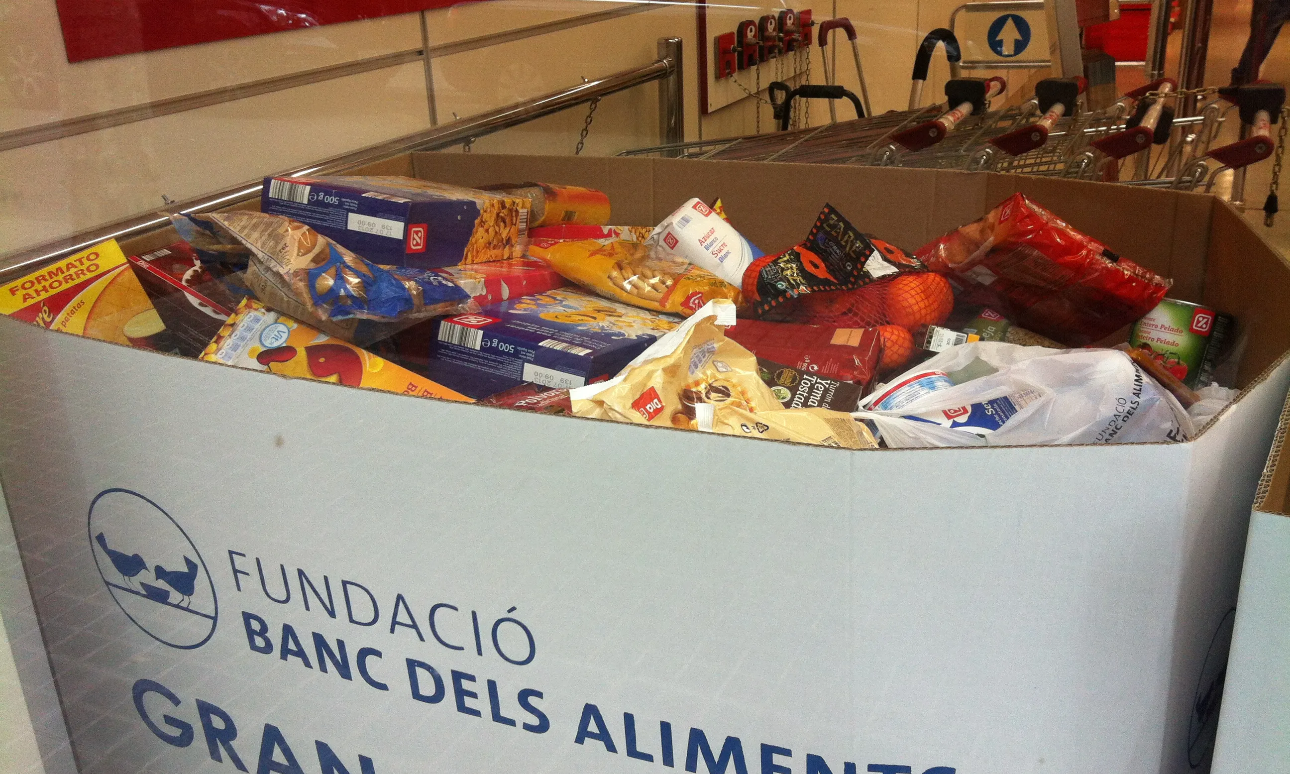 Caixa plena d'aliments en la campanya del Gran Recapte