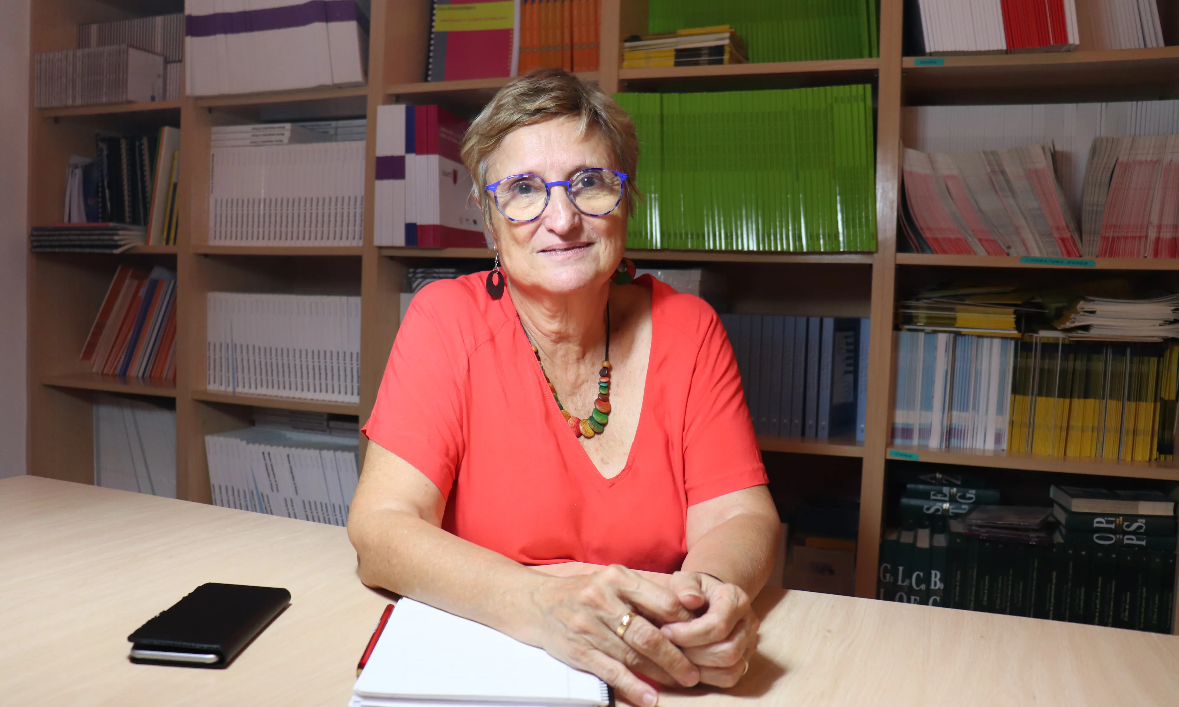 Fina Rubio, a la seu de Fundació Surt