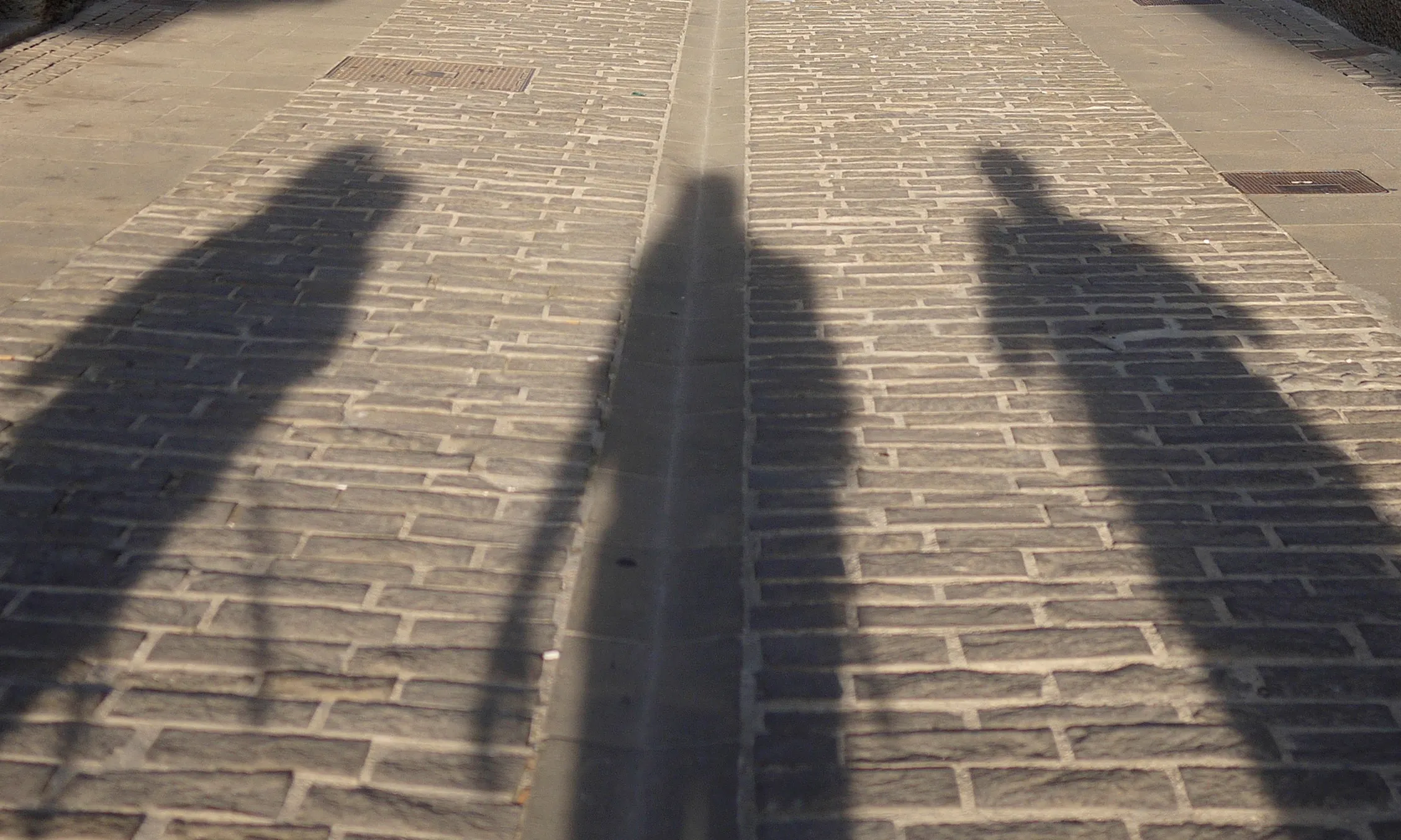 Ombres de persones al carrer