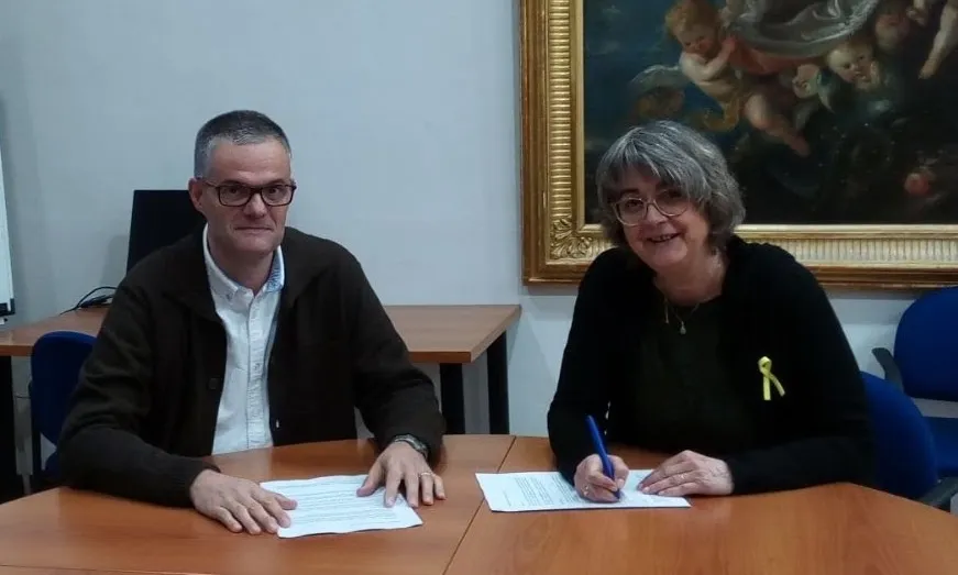 A la dreta, Montserrat Falguera, signant un acord amb la Fundació Casa d'Empara.
