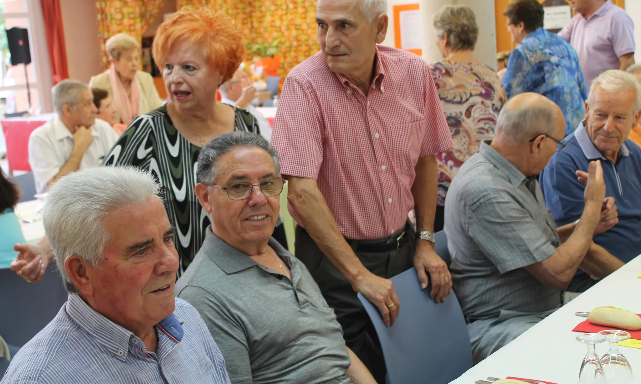 Gent gran en un menjador