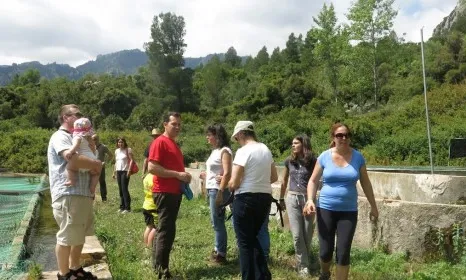 Un grup de voluntariat ambiental a la finca d'Aiguanatura