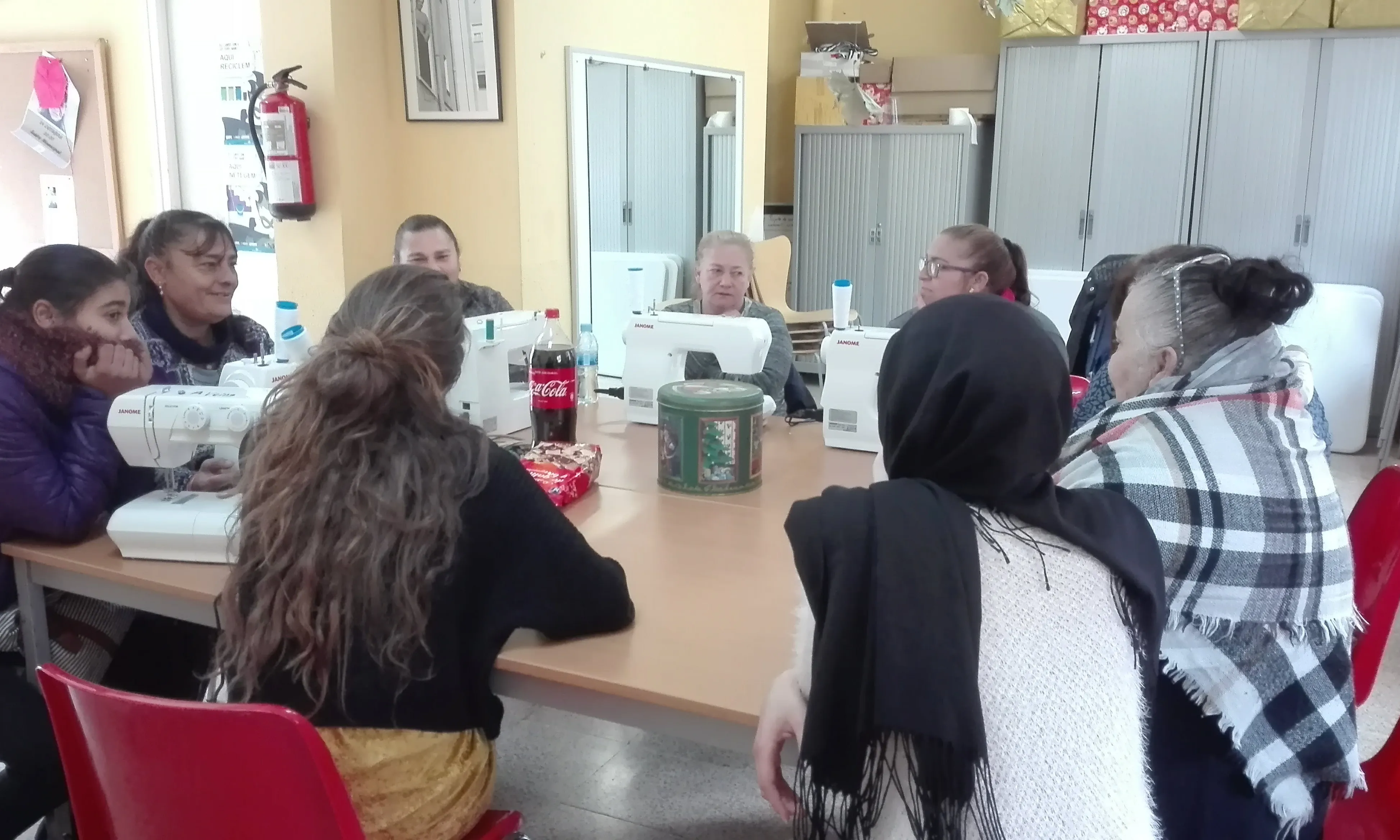 Xarxa de dones, aprenent a cosir a màquina