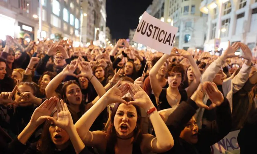 Dones manifestant-se i reclamant justícia