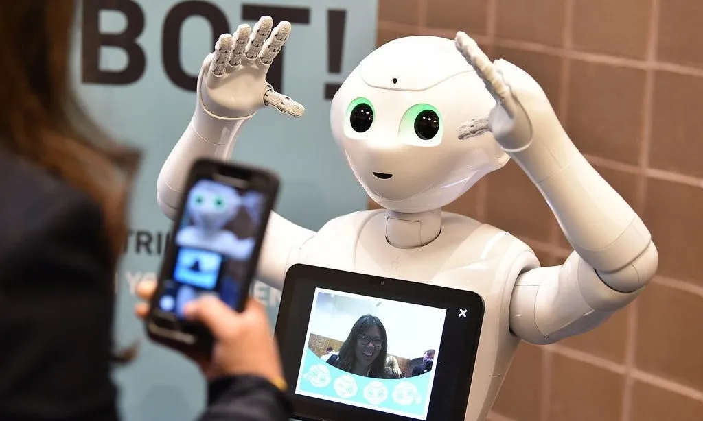 Una jove fotografia un robot