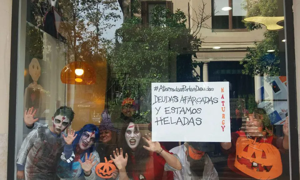 Algunes persones ocupant les oficines de Naturgy com a acte de protesta. Font: APE