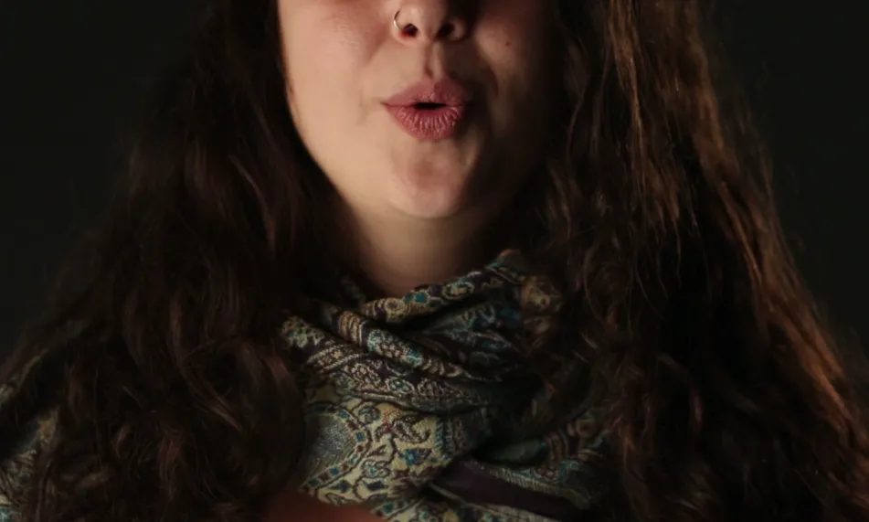 Primeríssim primer pla d'una dona sense que es vegin els seus ulls